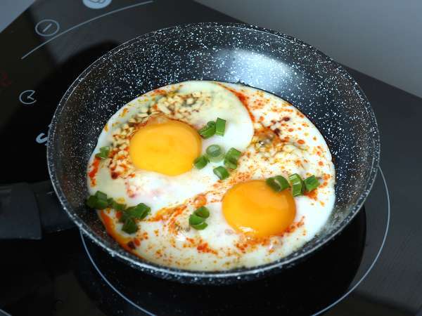 Fried eggs with honey and mozzarella, the sweet, salty and spicy express breakfast! - Preparation step 4