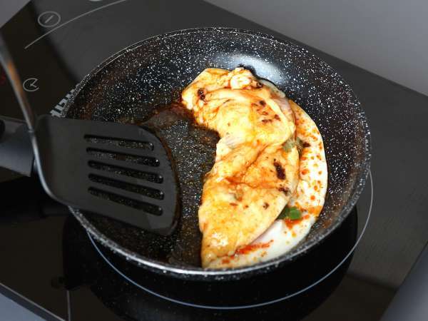 Fried eggs with honey and mozzarella, the sweet, salty and spicy express breakfast! - Preparation step 5