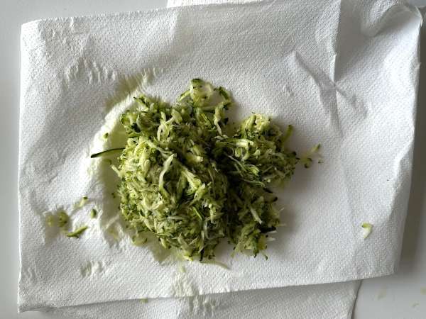 Ultra moist pistachio, lime and zucchini cake - Preparation step 1