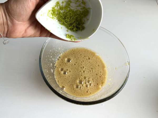 Ultra moist pistachio, lime and zucchini cake - Preparation step 4
