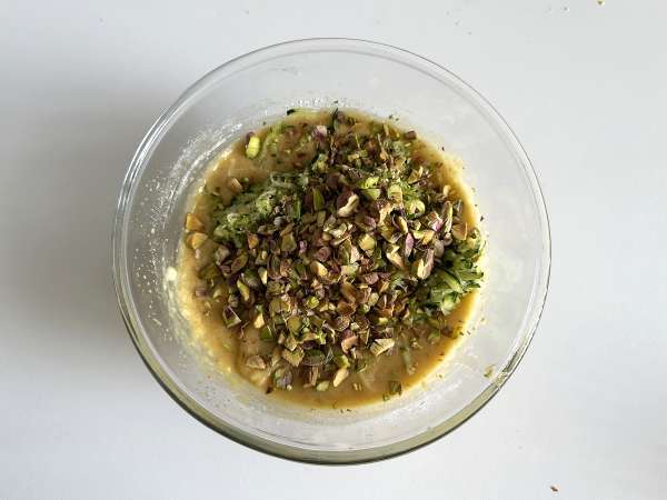 Ultra moist pistachio, lime and zucchini cake - Preparation step 6