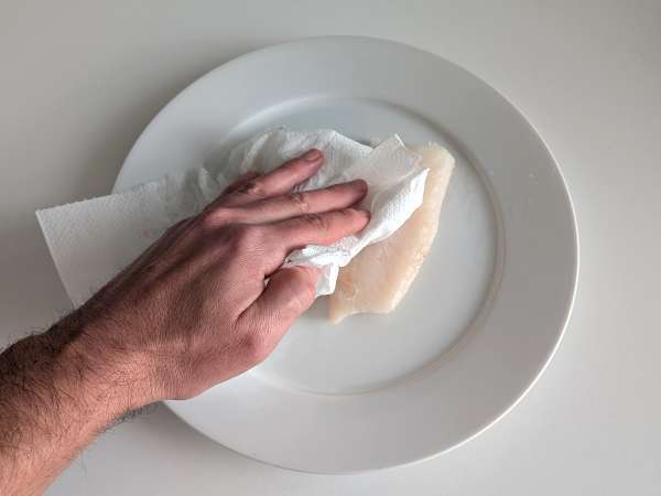 Cod in air fryer with cherry tomatoes, olives and lemon: light and quick recipe - Preparation step 1