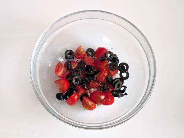 Cod in air fryer with cherry tomatoes, olives and lemon: light and quick recipe - Preparation step 2