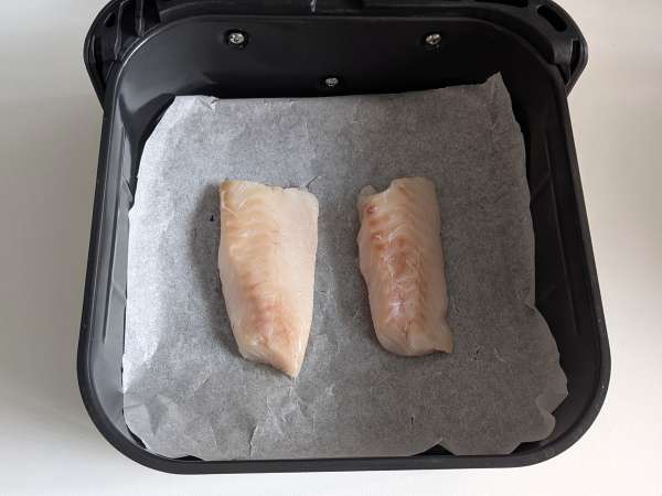 Cod in air fryer with cherry tomatoes, olives and lemon: light and quick recipe - Preparation step 3
