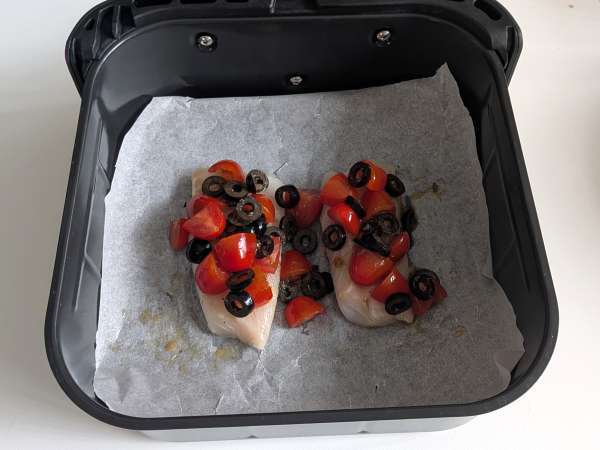 Cod in air fryer with cherry tomatoes, olives and lemon: light and quick recipe - Preparation step 4