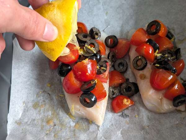 Cod in air fryer with cherry tomatoes, olives and lemon: light and quick recipe - Preparation step 5