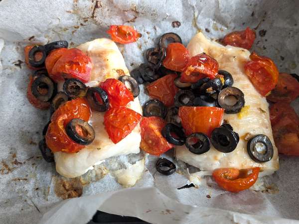 Cod in air fryer with cherry tomatoes, olives and lemon: light and quick recipe - Preparation step 6