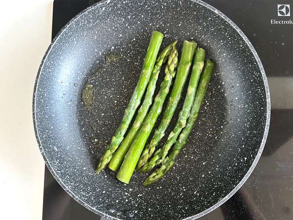 Asparagus, lemon and basil ricotta toasts - Preparation step 1