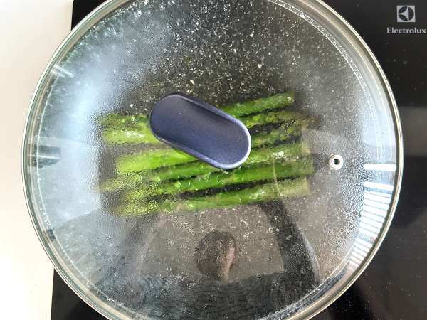 Asparagus, lemon and basil ricotta toasts - Preparation step 2