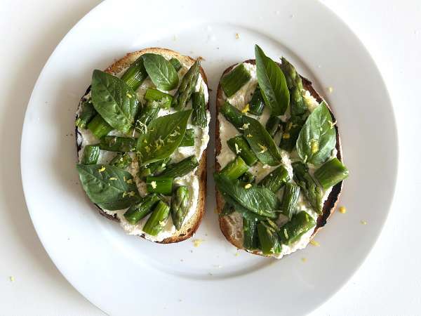 Asparagus, lemon and basil ricotta toasts - Preparation step 6