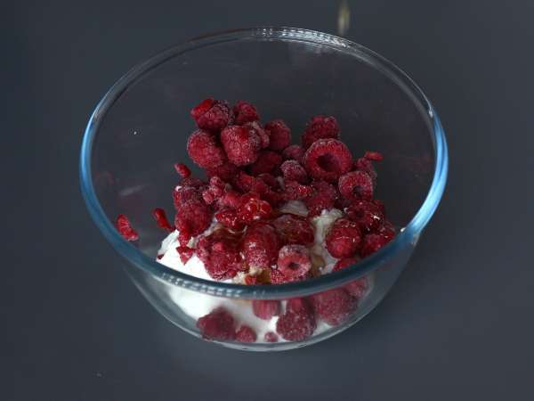 Skyr, raspberry and chocolate ice creams. The healthy snack for sunny days! - Preparation step 1