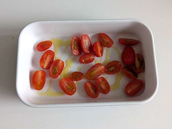 Bread baskets with mozzarella cheese, cherry tomatoes and black olives - Preparation step 1