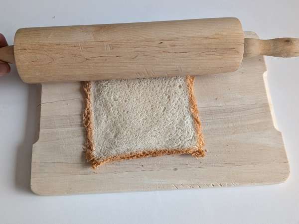 Bread baskets with mozzarella cheese, cherry tomatoes and black olives - Preparation step 2