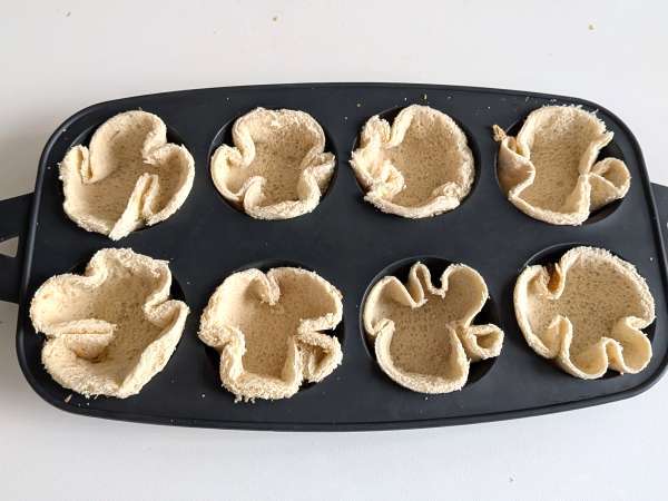 Bread baskets with mozzarella cheese, cherry tomatoes and black olives - Preparation step 4