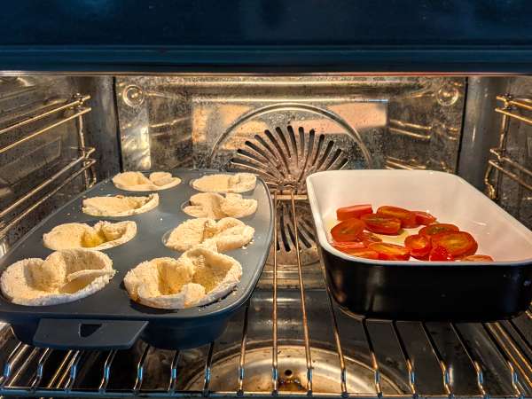 Bread baskets with mozzarella cheese, cherry tomatoes and black olives - Preparation step 5