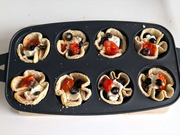 Bread baskets with mozzarella cheese, cherry tomatoes and black olives - Preparation step 6