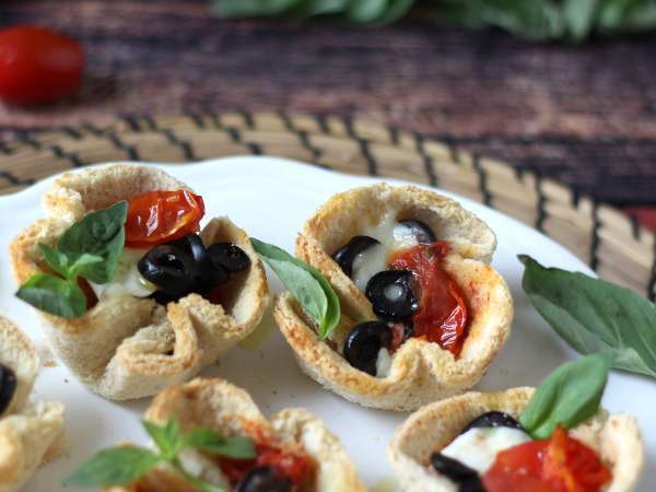 Bread baskets with mozzarella cheese, cherry tomatoes and black olives - Preparation step 7
