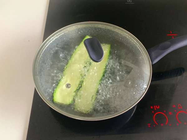 Zucchinis stuffed with tomatoes and sardines - Preparation step 1