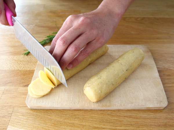 Aperitif cookies with parmesan and rosemary - Preparation step 3