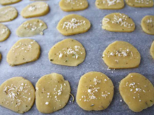 Aperitif cookies with parmesan and rosemary - Preparation step 4