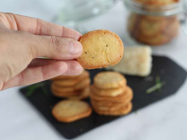 Aperitif cookies with parmesan and rosemary - Preparation step 5