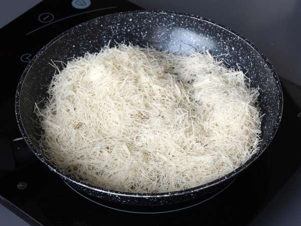 Korean Dubai chewy cookies, the viral recipe for mochis with pistachio and kadaïf filling - Preparation step 2