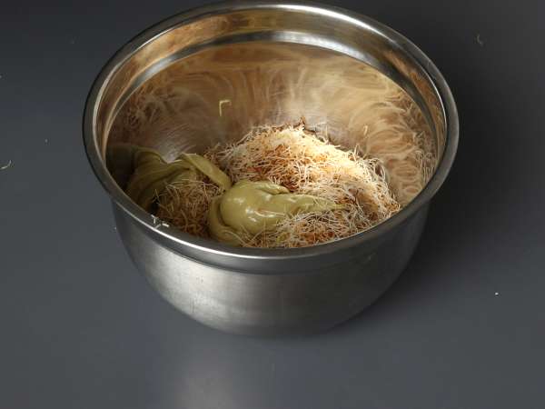 Korean Dubai chewy cookies, the viral recipe for mochis with pistachio and kadaïf filling - Preparation step 3