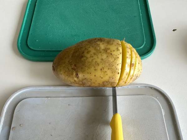 Hasselback potatoes in the air fryer: crispy, melt-in-the-mouth and ultra-easy! - Preparation step 1