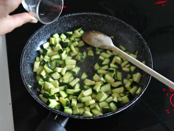 Orzo pasta salad with salmon and zucchini - Preparation step 5