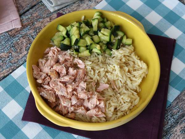 Orzo pasta salad with salmon and zucchini - Preparation step 7
