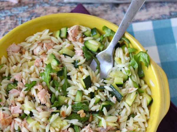 Orzo pasta salad with salmon and zucchini - Preparation step 9