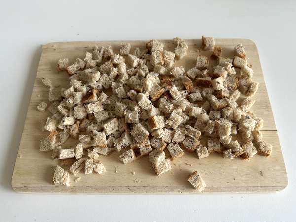 Crunchy herb croutons in the Air Fryer (quick and easy) - Preparation step 1