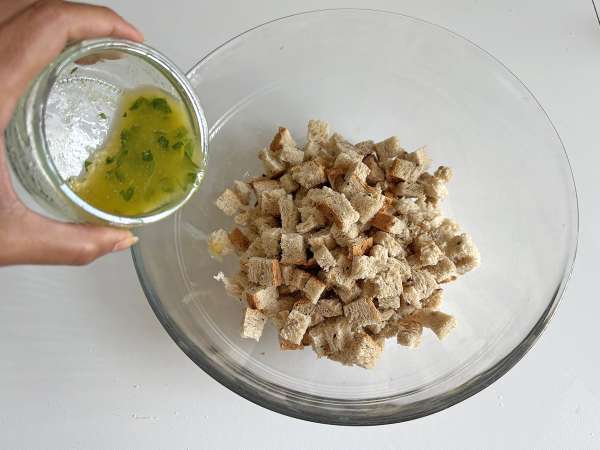 Crunchy herb croutons in the Air Fryer (quick and easy) - Preparation step 5