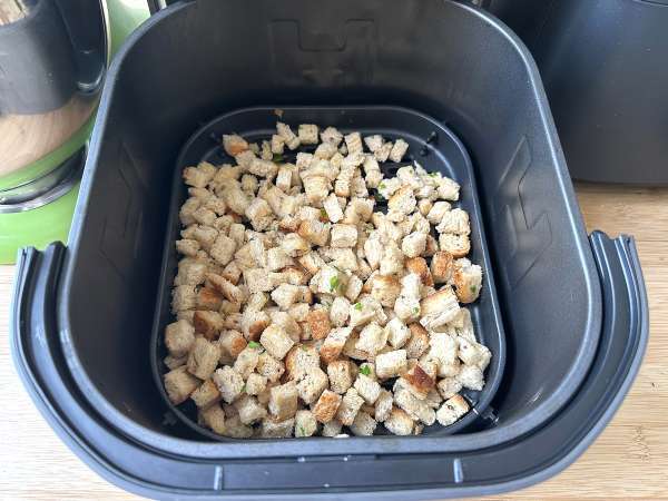 Crunchy herb croutons in the Air Fryer (quick and easy) - Preparation step 6