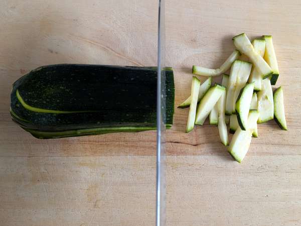 Zucchini carbonara: the vegetarian and very easy to prepare recipe - Preparation step 2