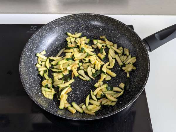 Zucchini carbonara: the vegetarian and very easy to prepare recipe - Preparation step 3
