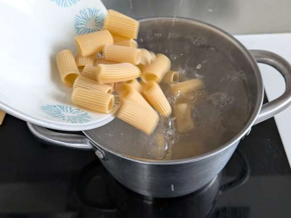 Zucchini carbonara: the vegetarian and very easy to prepare recipe - Preparation step 4