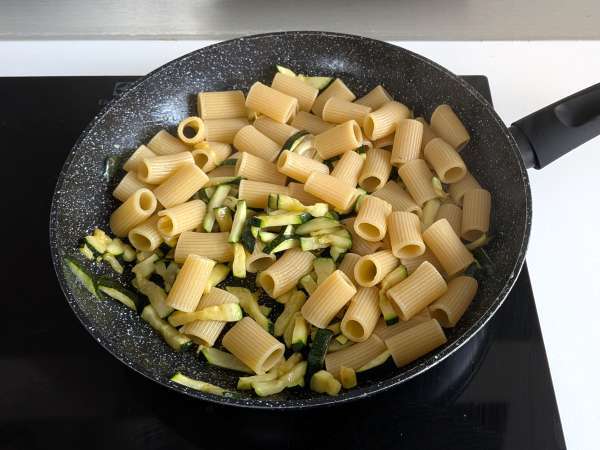 Zucchini carbonara: the vegetarian and very easy to prepare recipe - Preparation step 7