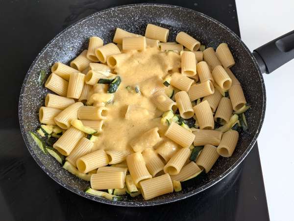 Zucchini carbonara: the vegetarian and very easy to prepare recipe - Preparation step 8