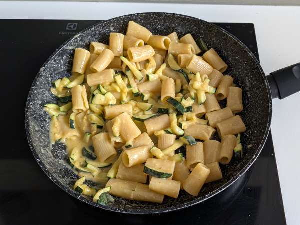 Zucchini carbonara: the vegetarian and very easy to prepare recipe - Preparation step 9
