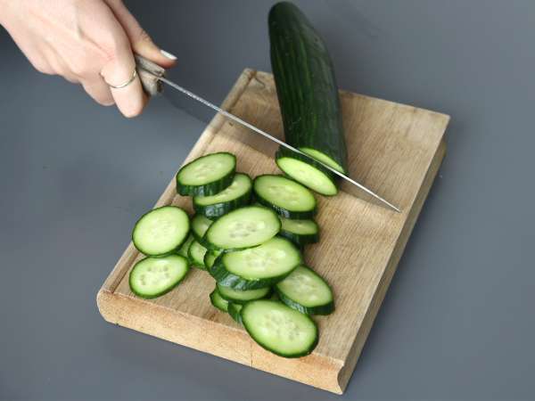 Spicy cucumber salad with peanuts - Preparation step 1