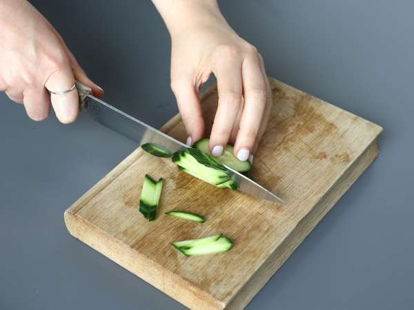 Spicy cucumber salad with peanuts - Preparation step 2