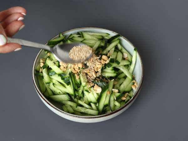 Spicy cucumber salad with peanuts - Preparation step 3