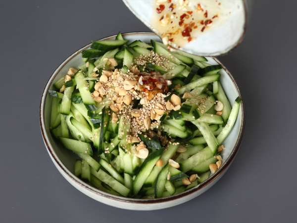 Spicy cucumber salad with peanuts - Preparation step 7