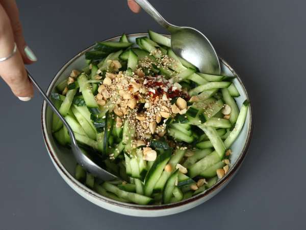 Spicy cucumber salad with peanuts - Preparation step 8