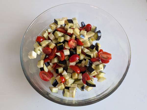 Pasta with eggplant and cherry tomatoes cream: simple and tasty recipe - Preparation step 1