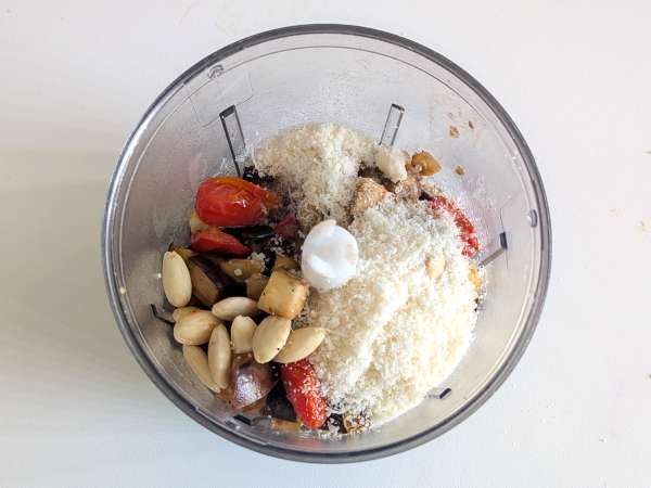 Pasta with eggplant and cherry tomatoes cream: simple and tasty recipe - Preparation step 3