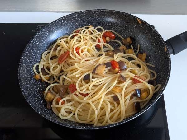 Pasta with eggplant and cherry tomatoes cream: simple and tasty recipe - Preparation step 7