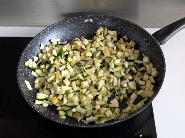 Baked vegetarian stuffed peppers: the easy and tasty recipe with vegetables and mozzarella cheese - Preparation step 3