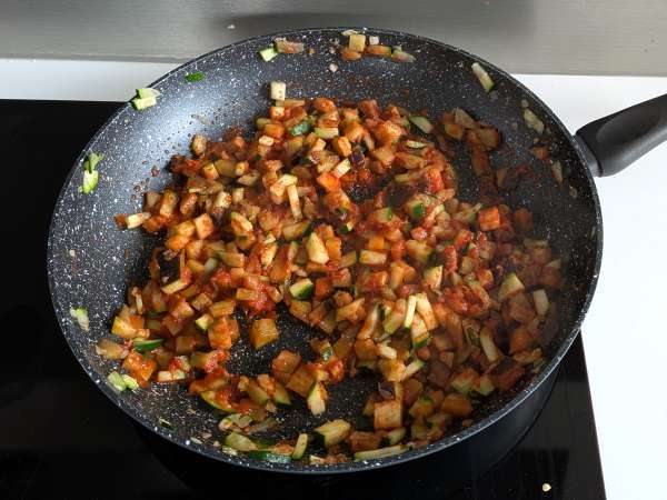 Baked vegetarian stuffed peppers: the easy and tasty recipe with vegetables and mozzarella cheese - Preparation step 4